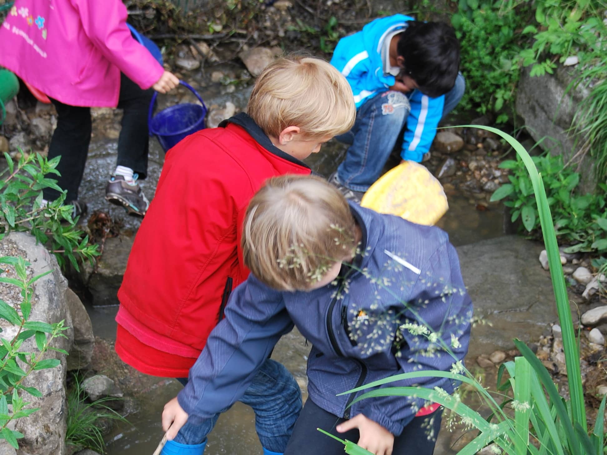 Kinder Jungs Mädchen Wasserspiel Regen_Format 43